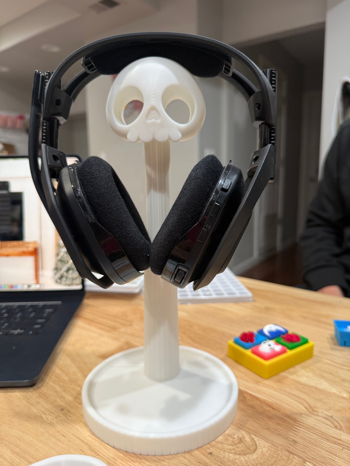 Skull headphone holder