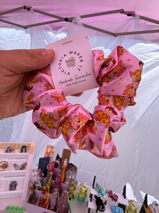 Medium satin scrunchie